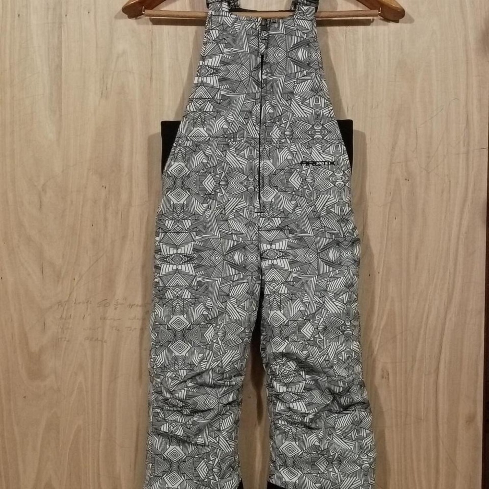 Arctix snow Arctix Kids Insulated‎ Snow Bib Overalls, Black and Grey.